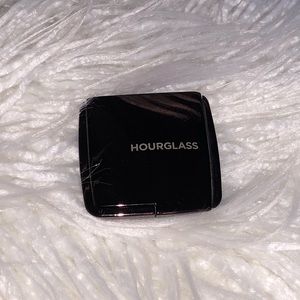 HOURGLASS AMBIENT LIGHTING POWDER IN DIM LIGHT
